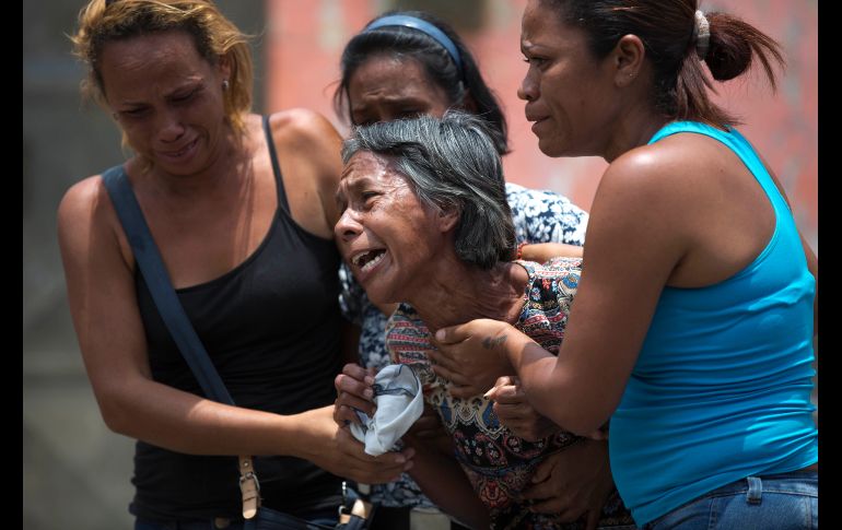 Mujeres reaccionan tras confirmarse la muerte de sus familiares en una comisaría de Valencia, Venezuela, el 29 de marzo. Un incendio desatado el día previo en las celdas del lugar dejó 68 muertos. AP/A. Cubillos