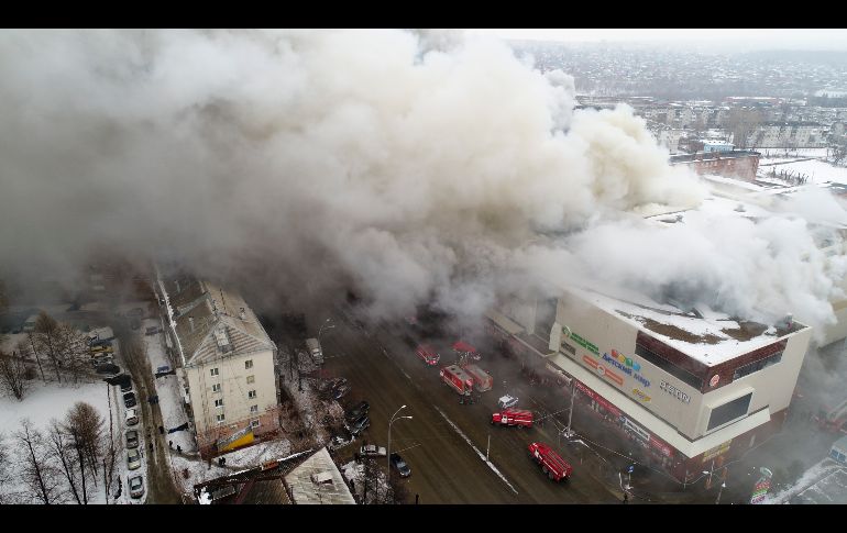 Un centro comercial se incendia en Kemerovo, Rusia, el 25 de marzo. A consecuencia del fuego murieron 64 personas, en su mayoría niños. El sistema de alarma antiincendio del lugar estaba desconectado y las puertas de los dos cines en la cuarta planta se hallaban bloqueadas en el momento del siniestro. AP/Ministerio de Situaciones de Emergencia ruso