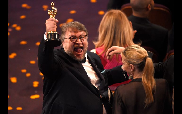 El tapatío Guillermo del Toro celebra tras recibir el Oscar a mejor director por 