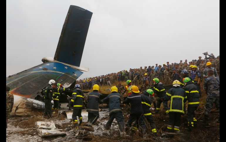 Rescatistas trabajan entre los escombros de un avión de Bangladesh que se estrelló en el aeropuerto de Katmandú, Nepal, el 12 de marzo. El accidente dejó 49 muertos. AP/N. Shreshta