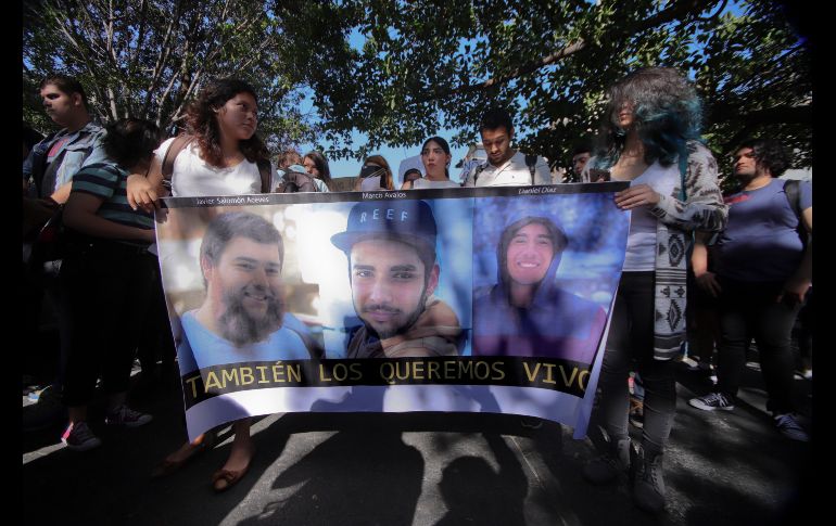 Estudiantes sostienen una pancarta con los retratos de tres estudiantes de cine del CAAV desaparecidos en Tonalá, durante una manifestación el 22 de marzo en Guadalajara. EFE/C. Zepeda