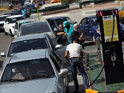 Personas aseguran que han visitado al menos cinco estaciones de servicio para poder surtir gasolina. EFE/ARCHIVO