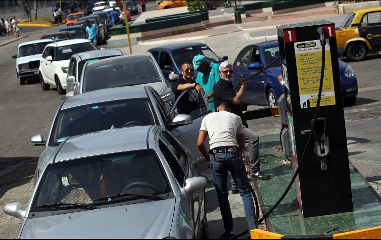 Personas aseguran que han visitado al menos cinco estaciones de servicio para poder surtir gasolina. EFE/ARCHIVO