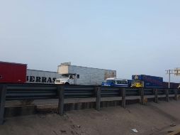 El transporte de carga que se encuentra varado en la entrada de esta ciudad podría llegar a tener pérdidas por unidad de hasta de 10 mil pesos. TWITTER/@Notimex