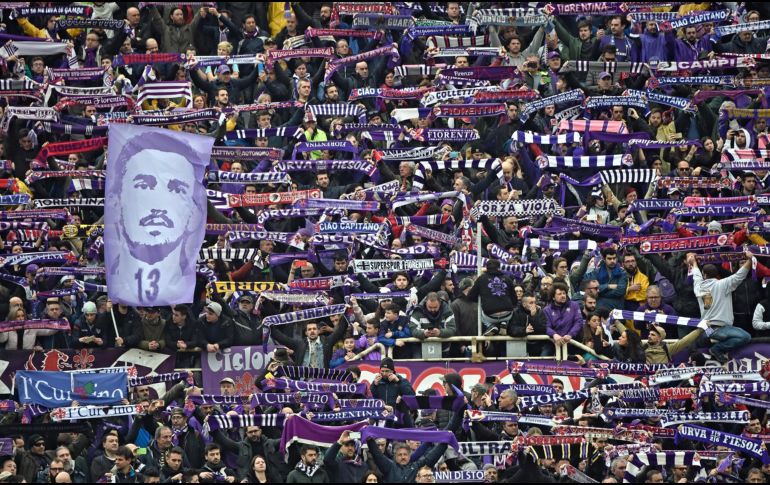 Aficionados del Fiorentina levantan bufandas y un retrato de Davide Astori, ex capitán del equipo fallecido el 4 de marzo, durante un partido entre Fiorentina y Benevento disputado en Florencia, Italia, el 11 de marzo. AP/ANSA/M. Degl'Innocenti