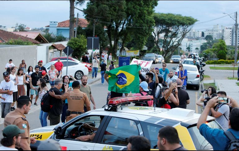 Seguidores del ex presidente Luiz Inácio Lula da Silva discuten con detractores hoy frente a la cárcel donde cumple su condena, en Curitiba. EFE/H. Alves