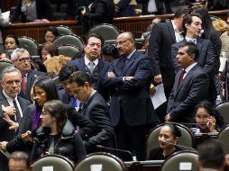 El coordinador de los diputados de Morena, Mario Delgado, dialoga con su homólogo del Partido Revolucionario Institucional, Rene Juárez Cisneros. NTX/J. Pazos