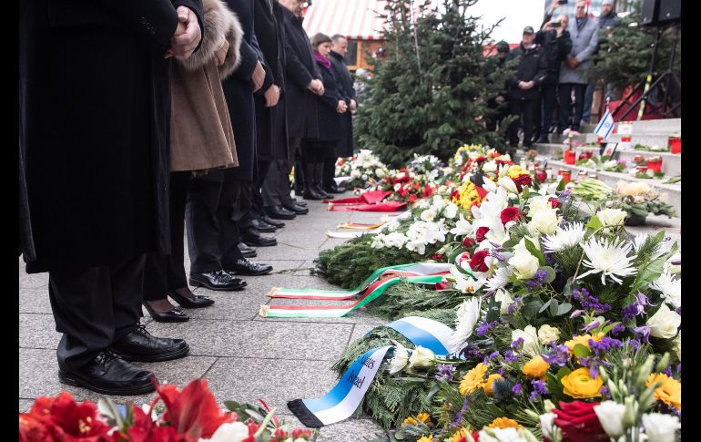 Personas guardan un minuto de silencio durante el acto conmemorativo del segundo aniversario del atentado del mercado navideño de Breitscheidplatz, en Berlín, Alemania. El 19 de diciembre de 2016, un ataque terrorista dejó 12 muertos. EFE/H. Jeon
