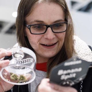 En Canadá recomiendan comprar mariguana en efectivo