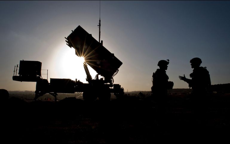 Soldados estadounidenses inspeccionan una batería de misiles Patriot en una base militar turca en Gaziantep. AFP/USAF