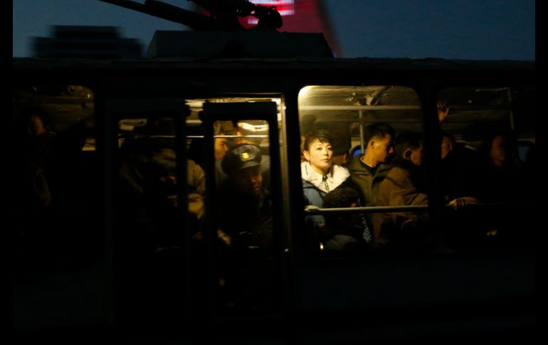 Habitantes se trasladan en un autobús al final de la jornada laboral en Pyongyang, Corea del Norte. AP/D. Alangkara