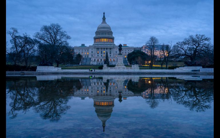 El Capitolio se observa al amanecer en Washington, D.C. El presidente estadounidense, Donald Trump, amenazó hoy con no firmar ninguna ley hasta no tener una seguridad fronteriza 