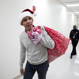 Barack Obama entrega regalos en hospital infantil