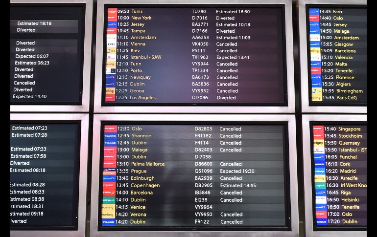 Un letrero de vuelos en el aeropuerto muestra las cancelaciones. La terminal tenía programados para hoy 765 vuelos y se esperaban 110 mil pasajeros.