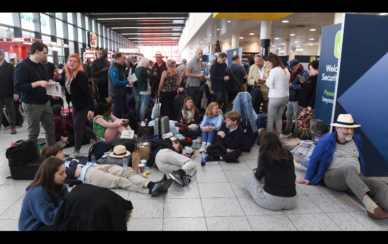 Pasajeros esperan en el aeropuerto de Gatwick, ubicado a las afueras de Londres, en Reino Unido, tras la suspensión de operaciones.