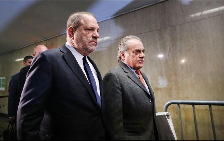 Weinstein llegó a primera hora de la mañana al juzgado vestido con traje y corbata azul y acompañado de su equipo de abogados. AFP / S. Platt