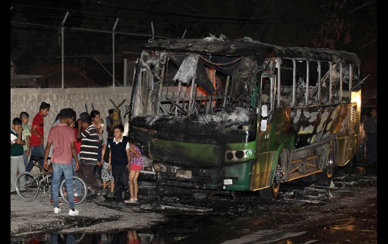 Un autobús quemado en Guadalajara el 21 de mayo, luego de un operativo policial tras el ataque contra Luis Carlos Nájera, ex fiscal de Jalisco y entonces secretario del Trabajo. AFP/U. Ruiz