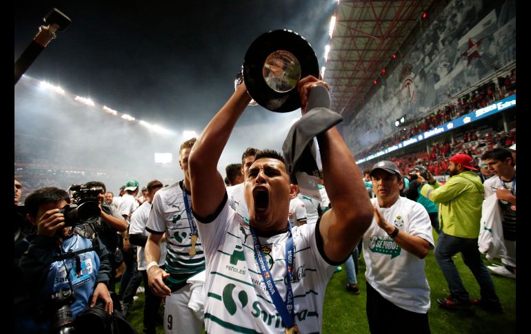 Oswaldo Martínez, del Santos Laguna, sostiene el trofeo del título del torneo Clausura 2018 de la Liga MX el 20 de mayo en Toluca. AP/R. Blackwell