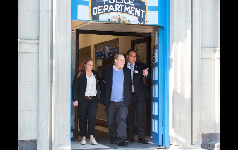 El productor de Hollywood Harvey Weinstein (c) sale de una estación policial en Nueva York el 25 de mayo, tras entregarse para quedar bajo arresto y ponerse a disposición de la Justicia por los cargos de abusos sexuales levantados contra él. AFP/B. Smith