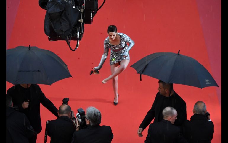 La actriz estadounidense Kristen Stewart se quita los zapatos en la alfombra roja en Cannes, Francia, a su llegada al estreno de 