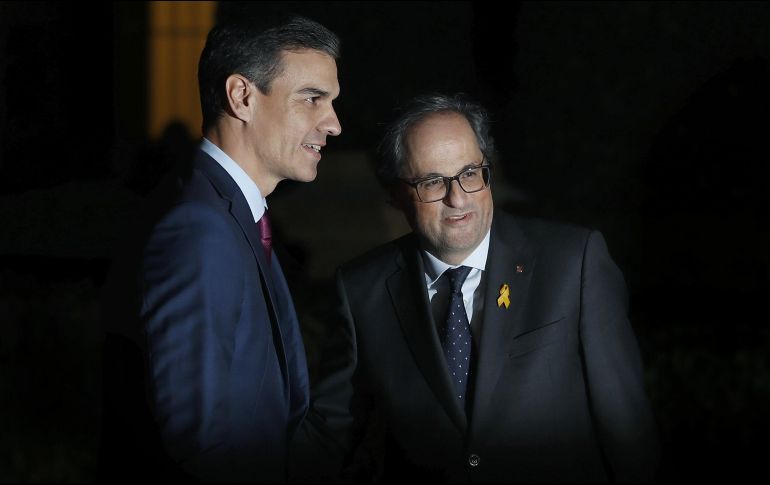 El presidente del Gobierno, Pedro Sánchez, saluda al presidente de la Generalitat, Quim Torra (d), a su llegada esta noche al Palau de Pedralbes de Barcelona. EFE/A. Dalmau