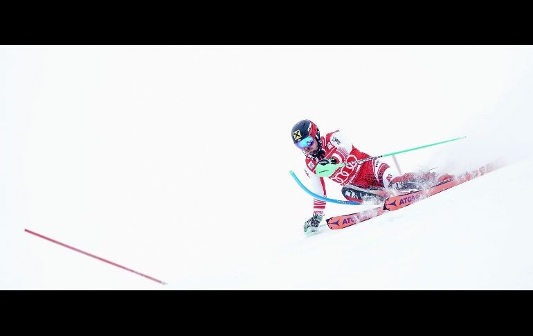 El austriaco Marcel Hirscher se impone en el eslalon masculino durante la Copa del Mundo de esquí alpino que se celebra en la estación de Saalbach, Austria. Hirscher ganó con comodidad después de que hace apenas 24 horas solo pudiera ser sexto en el gigante. EFE/C. Bruna