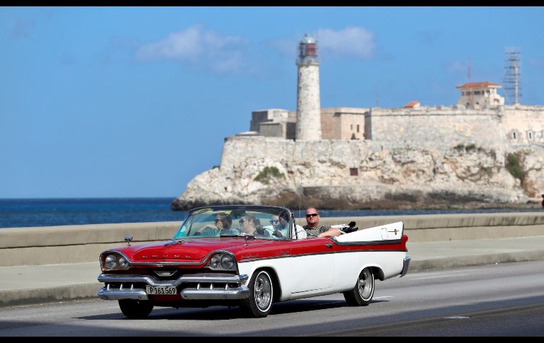Turistas pasean en un automóvil clásico por el malecón en La Habana, Cuba. La isla ha recibido 605 mil 416 visitantes estadounidenses en lo que va de año, la mayoría a bordo de cruceros, cifra que ha crecido con respecto a 2017 pese al incremento en las restricciones a los viajes de EU y el endurecimiento del embargo. EFE/E. Mastrascusa