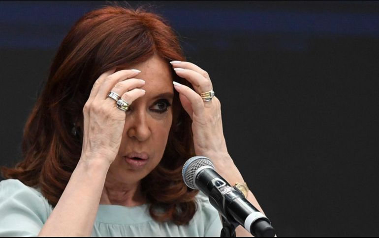 Kirchner está acusada de haber liderado una trama de corrupción mediante la cual recibía pagos en dólares en efectivo de parte de empresarios que deseaban ganar licitaciones de construcción de obra pública. AFP / ARCHIVO