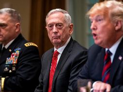 Fotografía de archivo que muestra al secretario de Defensa de Estados Unidos, James Mattis (c), mientras escucha al presidente de Estados Unidos, Donald Trump (d), durante una reunión en la Casa Blanca. EFE/J. Scalzo