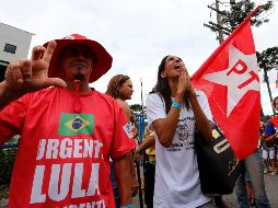 Seguidores de Luiz Inácio Lula da Silva se concentran para exigir su liberación frente a la cárcel donde cumple su condena, en Curitiba. EFE/h. Alves