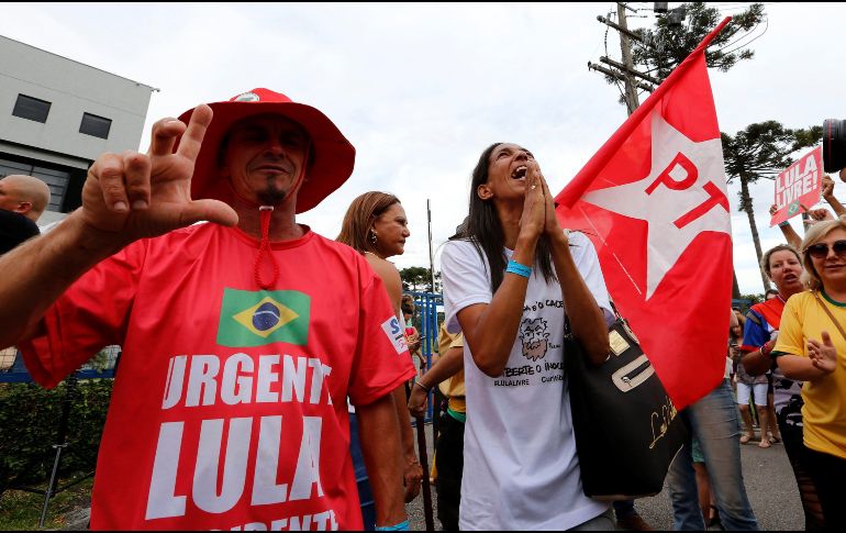 Seguidores de Luiz Inácio Lula da Silva se concentran para exigir su liberación frente a la cárcel donde cumple su condena, en Curitiba. EFE/h. Alves