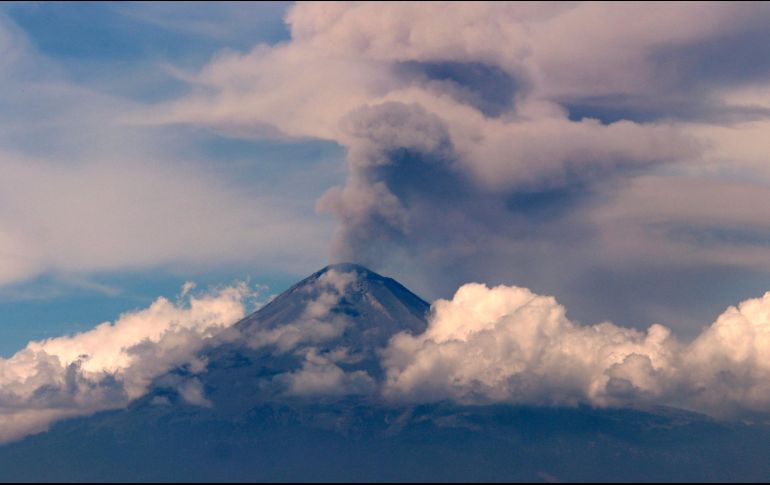 El Popocatépetl en las últimas 24 horas ha registrado 89 exhalaciones acompañadas de vapor de agua y ligeras emisiones de ceniza. NTX/ARCHIVO
