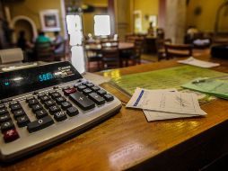 El Gobierno considera que la retención de la compensación universal permitirá incrementar sus ingresos y detener el crecimiento de empresas fantasma, cuyas facturas falsas ocasionan daño por más de dos billones de pesos. EL INFORMADOR/Archivo