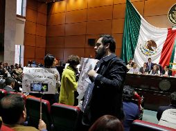 Inconformes con mantener a los militares en las calles en labores de seguridad se manifestaron durante la sesión de la Comisión de Puntos Constitucionales en la Cámara de Diputados. SUN/A. Salinas