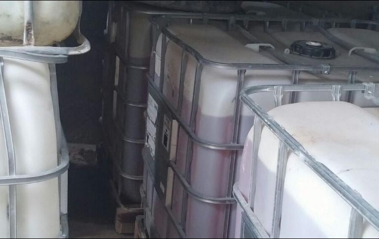 Las autoridades federales y castrenses procedieron a realizar una inspección en la zona, logrando asegurar seis contenedores y cinco tinacos conteniendo la sustancia en su interior. NTX / ARCHIVO