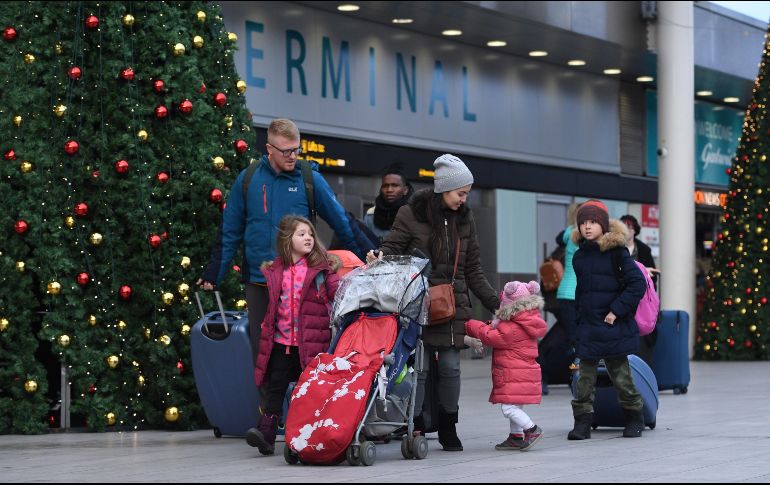 La crisis está afectando vuelos en Gran Bretaña, Europa continental y otros lugares; pasajeros se quejan por tener que esperar a la mitad del frío. EFE / F. Arrizabalaga