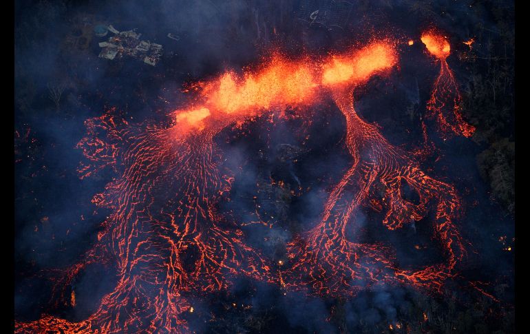 La lava del volcán Kilauea avanza por la zona residencial Leilani Estates de Hawái, el 6 de mayo. La actividad eruptiva provocó la evacuación de miles de personas. EFE/Paradise Helicopters/B. Omori