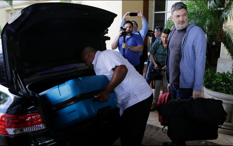 Miembros de la misión especial de la Comisión Interamericana de Derechos Humanos abandonan el hotel donde se hospedaban, tras el anuncio de expulsión. AFP/I. Ocon