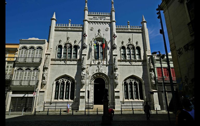 La fachada de la biblioteca. Su arquitectura gótica y renacentista celebra las aventuras de los navegantes portugueses en los siglos XV y XVI..