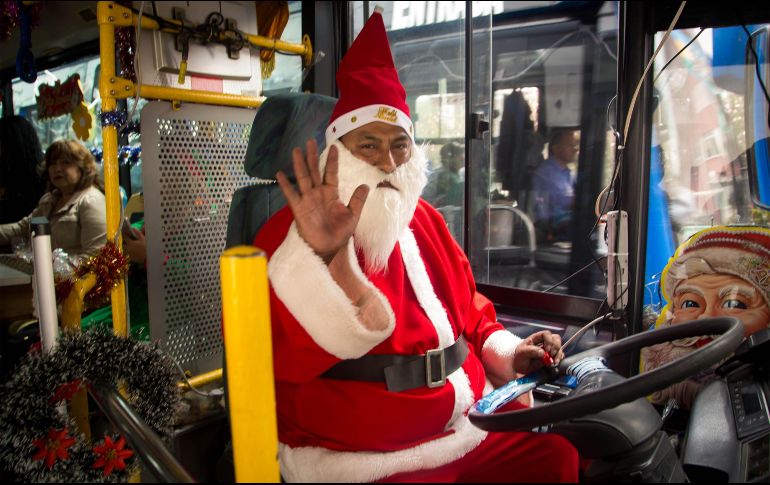 Este es el segundo año consecutivo que Yánez personifica a Santa Claus. AFP/C. Vega