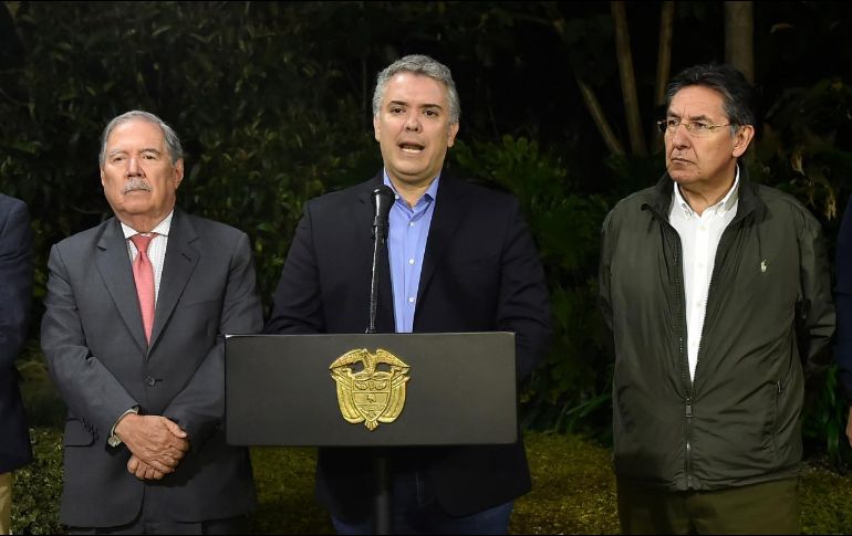 El mandatario Iván Duque (c), acompañado por el ministro de defensa, Guillermo Botero (i); y el fiscal general de la Nación, Nestor Humberto Martínez, realiza declaraciones en Medellín. EFE/Presidencia de Colombia