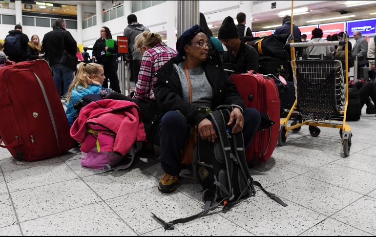 Pasajeros esperan en el aeropuerto de Gatwick tras ser reabierto, en Sussex. EFE/F. Arrozabalga