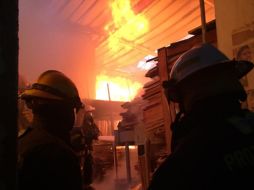 Bomberos tapatíos sofocan incendio en bodega en colonia Huentitán