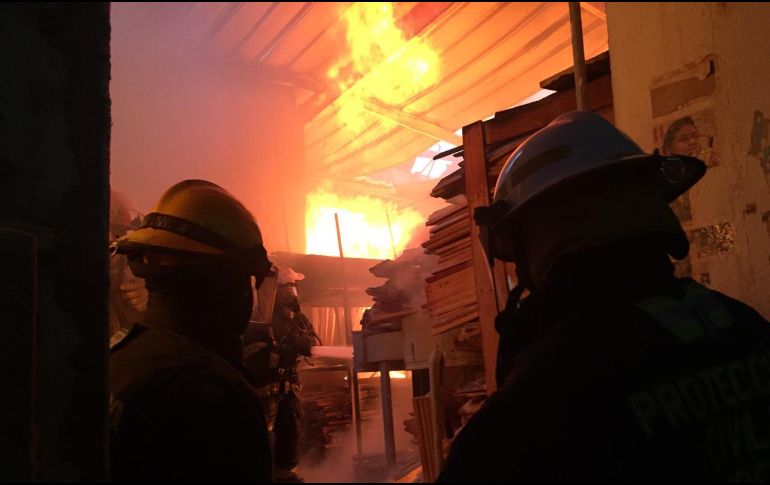 El incendio se registró en un negocio ubicado en calle Volcán Osorno. ESPECIAL / Protección Civil Guadalajara