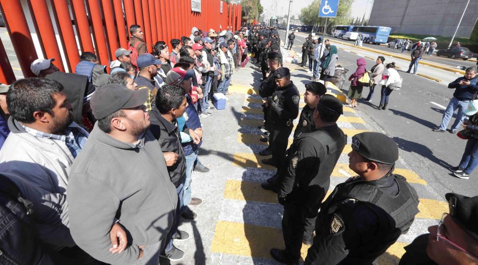 La Cámara de Diputados está bloqueada desde la mañana de ayer viernes debido a la protesta que realizan distintas organizaciones campesinas para exigir recursos para la agricultura. SUN / L. Cortés