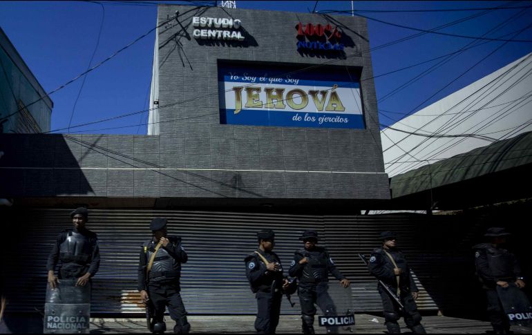 Miembros de la policía antidisturbios vigilan las instalaciones del canal 100% Noticias. EFE / J. Torres