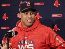 Cora ganó la distinción por liderar a los Medias Rojas al título y ser también el primer manager minoritario que lo conseguía en la historia del equipo de Boston. AP/Archivo