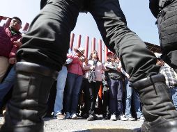 Manifestantes de Antorcha Campesina forman una cadena humana como parte del plantón que mantienen en demanda de recursos para el campo. SUN/L. Cortés