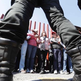 Por plantón, aplazan diputados discusión del presupuesto