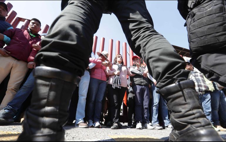 Manifestantes de Antorcha Campesina forman una cadena humana como parte del plantón que mantienen en demanda de recursos para el campo. SUN/L. Cortés
